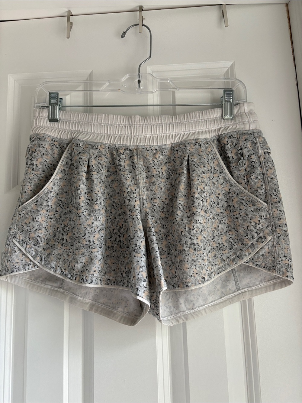 Lululemon Free Reign Shorts Silver Spoon Grey Gray Black Sz 6